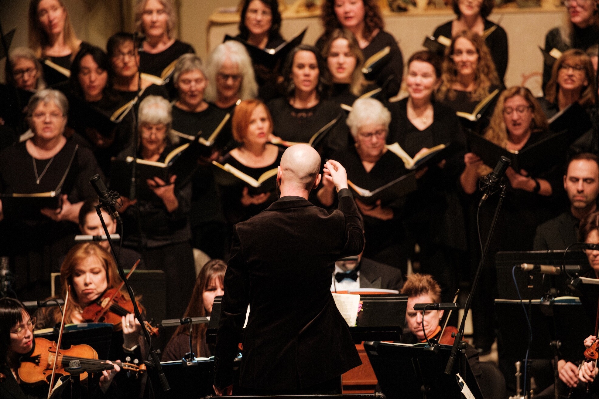 2025_Boise Philharmonic_Handel_s Messiah-18 A conductor leads Boise Phil orchestra and Master Chorale in Handel’s Messiah.